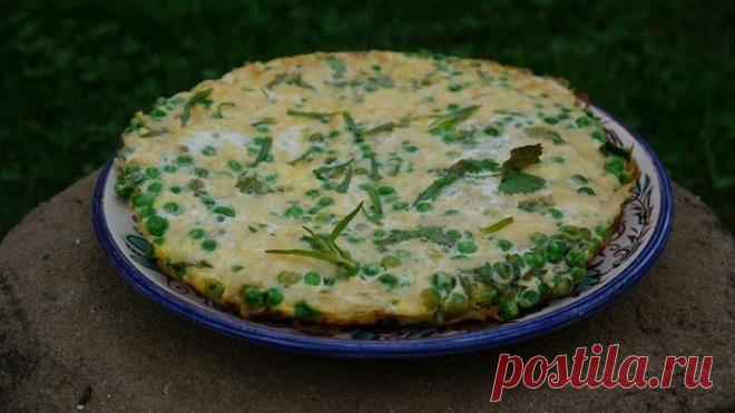 Фриттата с зеленым горошком и картофелем | Foodbook.su Лишний крахмал из картофеля лучше удалить, для этого вымочите его в воде, несколько раз поменяв ее. Горошек можно взять и замороженный, а кинзу заменить петрушкой, укропом, базиликом или мятой.