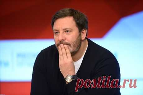 В России закроются Cosmopolitan, Men's Health, Elle и Esquire. В России закроются издания Cosmopolitan, Men's Health, Elle и Esquire. «Владелец бренда, компания Hearst, приняла решение об отзыве лицензии на издание журнала на территории РФ. Таким образом, апрельский номер Esquire станет последним», — прокомментировал закрытие Esquire главред журнала Сергей Минаев.