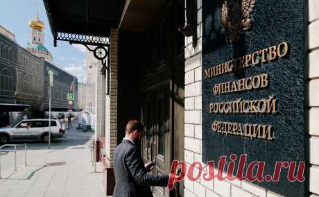 Минфин запланировал оптимизацию правил расходования бюджета. Минфин задумался об оптимизации порядка бюджетных трат. Ведомство предложило ограничить перенесение остатков по госконтрактам и субсидиям на следующий год, а также перераспределять траты по новой схеме через резервный фонд