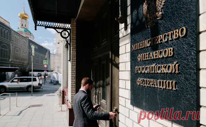 Минфин запланировал оптимизацию правил расходования бюджета. Минфин задумался об оптимизации порядка бюджетных трат. Ведомство предложило ограничить перенесение остатков по госконтрактам и субсидиям на следующий год, а также перераспределять траты по новой схеме через резервный фонд