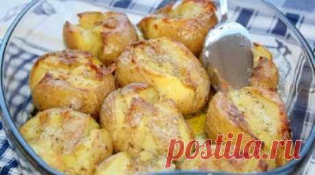 Очень вкусный и ароматный картофель, запеченный по особому! Прекрасный гарнир к любому мясу и рыбе! Ингредиенты ✓ молодой картофель (желательно, но не обязательно) ✓ чеснок ✓ розмарин ✓ оливковое масло или