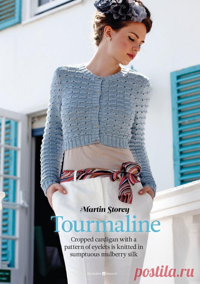 Вязание кардигана Tourmaline, The Knitter 69 Вязание изящного короткого кардигана, демонстрирующего новую пряжу Рован – Truesilk. Это 100% шелк тутового шелкопряда, который придает элегантную мягкость и блеск. Вязание кардигана выполняется спицами простым узором в рубчик и с отверстиями, придающими текстуру кардигану.