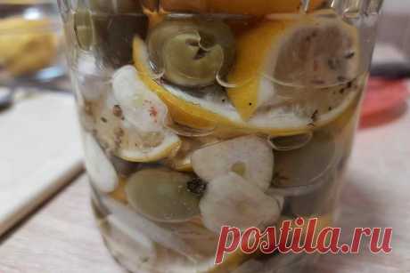Соленые лимоны с чесноком и оливками