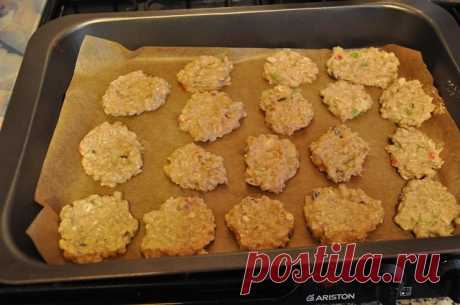 ✪ ДИЕТИЧЕСКОЕ НИЗКОКАЛОРИЙНОЕ ПЕЧЕНЬЕ
   
► Ингредиенты:
- Творог обезжиренный — 150 гр.
- Овсяные хлопья — 120 гр.
- Яблоко — 1 шт.
- Изюм (или другие сухофрукты) — маленькая горсточка.

► Приготовление:

Тем кто не привязан к сладкому изюм можно упустить.

1. Заливаем хлопья водой, чтобы получить густую кашу. Ждем, пока масса настоится (15-20 мин.)

2. Трем на терке яблоко, смешиваем его с творогом и хлопьями (можно как блендере, так и ложкой)

3.Мочим руки в воде и сфор...