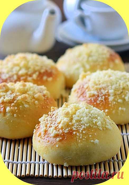 Сдобные булочки с шоколадом и посыпкой.