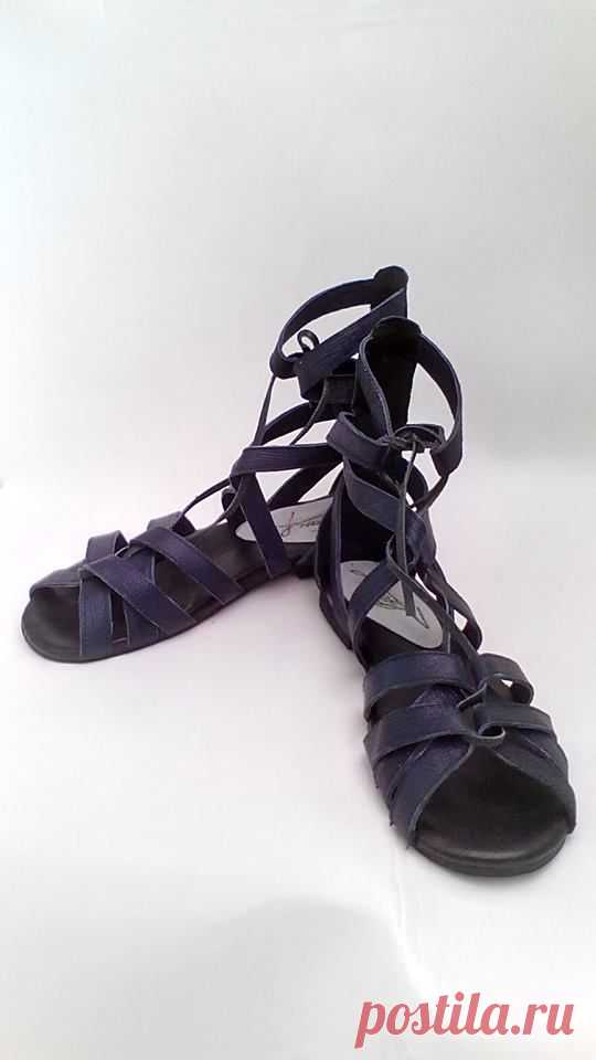 Свежая работа - сандалии, почти классические, из полосок кожи.