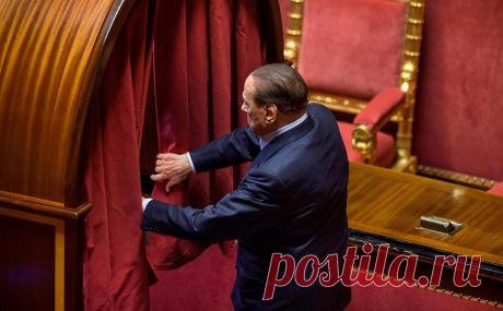 В Италии опубликовали завещание Берлускони своим детям и жене. Перед госпитализацией в клинику Сан-Раффаэле в связи с диагностированной лейкемией бывший премьер Италии Сильвио Берлускони написал рукописное письмо своей жене и детям, пишет итальянская газета Correre Della Sera.