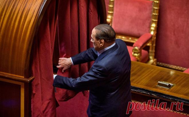 В Италии опубликовали завещание Берлускони своим детям и жене. Перед госпитализацией в клинику Сан-Раффаэле в связи с диагностированной лейкемией бывший премьер Италии Сильвио Берлускони написал рукописное письмо своей жене и детям, пишет итальянская газета Correre Della Sera.