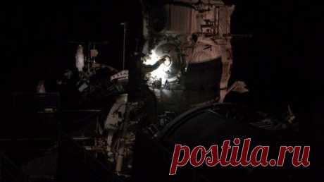 Это выглядит как кадр из научно-фантастического фильма! Саша Самокутяев протирает иллюминатор во время выхода в открытый космос! / Физика невозможного!