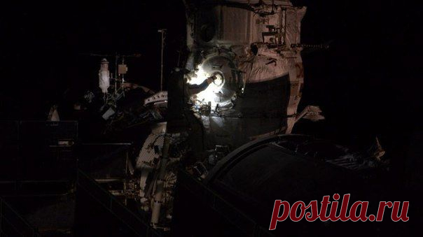 Это выглядит как кадр из научно-фантастического фильма! Саша Самокутяев протирает иллюминатор во время выхода в открытый космос! / Физика невозможного!