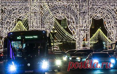 Восемь световых арок украсили центр Москвы в преддверии Нового года и Рождества. Они появились на Тверской, Манежной и Пушкинской площадях, в Новопушкинском сквере, на улице Кузнецкий мост, площади Революции, в Камергерском и Газетном переулках