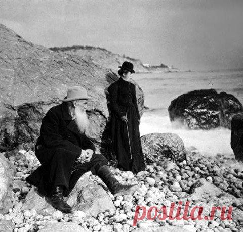 Leo Tolstoy (1828 – 1910) with his daughter Alexandra (1884 – 1979) in the Crimea, on the shore of the Black sea. 1901. #Leo_Tolstoy   |  Pinterest