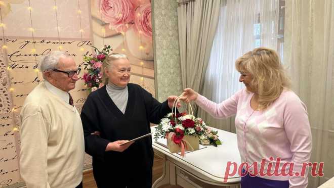 В Нижнем Новгороде зарегистрировали брак 100-летнего мужчины и 75-летней женщины. В Нижнем Новгороде зафиксировали свадебный рекорд региона. Об этом сообщает Главное управление ЗАГС Нижегородской области. Жених летом отметил 100 лет. Он является режиссером-постановщиком Нижегородского государственного академического ...