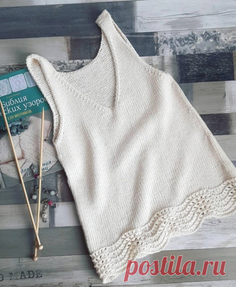 Топ от автора tori_knitter


Вязала из пряжи Drops cotton light 50гр/105м. Спицы 4,5.
Размер 42-44. Расход 4 мотка.

• набрать 153 петли + 1 петлю для соединения в круг, вязать по схеме в карусели 5 раппортов в высоту, в последнем изнаночном ряду убрать 1 петлю.

• перейти на лицевую гладь, вязать до пройм, равномерно убавив по бокам с двух сторон по 2 петли четыре раза, примерно через каждые 7 см, считая от начала полотна. Остается 136 п. Это примерно 37 см.

• разделить ...