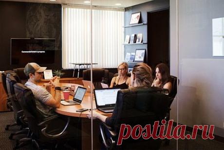 Психолог перечислила признаки начальника-тирана. Кандидат психологических наук Марина Гогуева объяснила, как распознать начальника-абьюзера. По ее словам, такие люди выдают себя проявлением психологического или физического насилия по отношению к коллегам по работе. Они, пользуясь своим положением, стараются держать подчиненных в зависимости от себя.