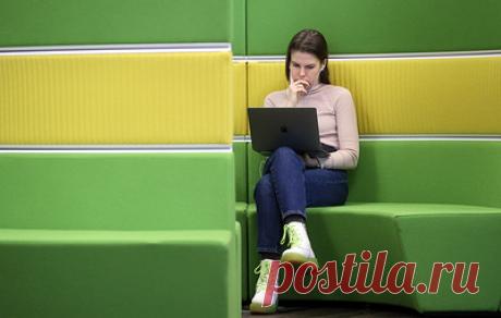 &quot;Известия&quot;: почти 10% компаний РФ намерены урезать бонусы для работников в 2023 году. Поощрения предлагает сотрудникам 71% работодателей, отмечает газета