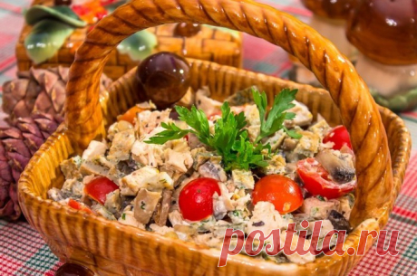 САЛАТ С ЗАПЕЧЕННЫМ КУРИНЫМ ФИЛЕ, БЛИНЧИКАМИ И ГРИБАМИ