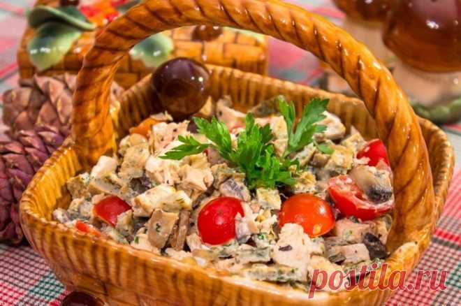 САЛАТ С ЗАПЕЧЕННЫМ КУРИНЫМ ФИЛЕ, БЛИНЧИКАМИ И ГРИБАМИ