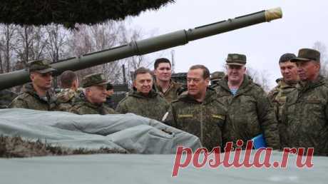 Медведев поручил следить за регулярными выплатами довольствия военным