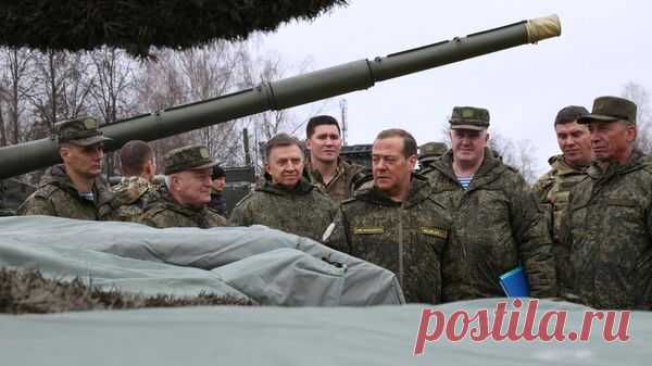 Медведев поручил следить за регулярными выплатами довольствия военным
