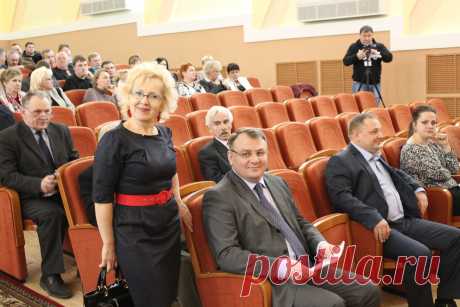 Председатель  районного  отделения  общественной  организации  &quot;Женщины  Подмосковья&quot;  Л.А. Демидова   после  беседы  с  и.о.  главы  Волоколамского  района  Е.В. Гавриловым.