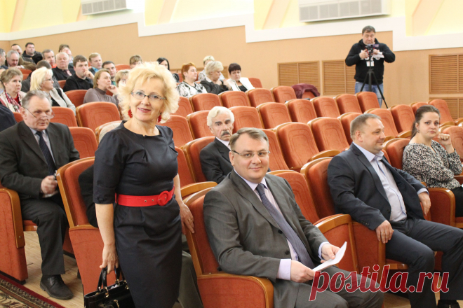 Председатель  районного  отделения  общественной  организации  "Женщины  Подмосковья"  Л.А. Демидова   после  беседы  с  и.о.  главы  Волоколамского  района  Е.В. Гавриловым.