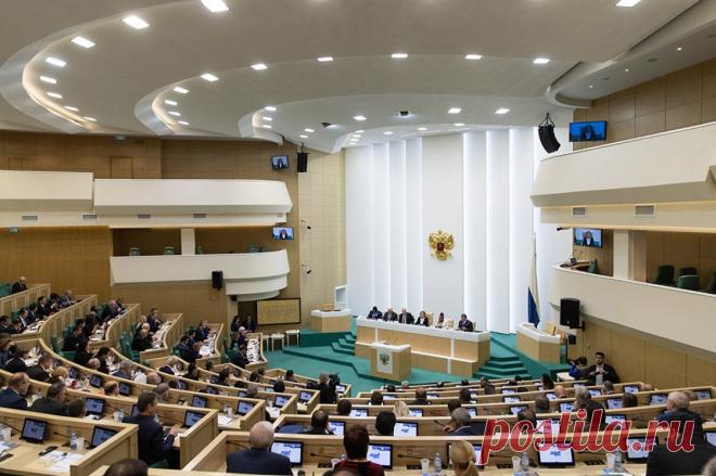 Совфед одобрил закон об уточнении положений о выборах президента России. Допуск на избирательные участки получат представители СМИ, которые работают по трудовому договору.