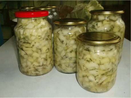 Кабачки «Под грузди»
Очень простой в приготовлении рецепт. Интересный грибной вкус. Хороша закусочка под холодную водочку да с горячей картошечкой.
Закуска для тех, кто живёт в районах, где о лесных грибах можно только мечтать… А здесь взяла и сделал грибную закусь из того, чего много и дёшево, т. е. из кабачков.
Ингредиенты:
Кабачки — 1,5 кг (можно использовать цуккини)
Соль — 1 ст.л.
Перец чёрный (молотый) -0,5 ст.л.
Сахар – 2 — 3 ст.л.
Масло растит. – 0,5 Укроп -1 пучок.
Уксус – 0,5 ст. (9