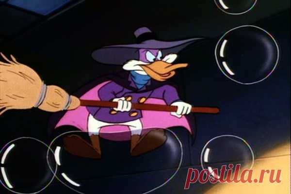 😍: Чёрный Плащ / ЧП (англ. Darkwing Duck, озвучка — Владимир Радченко, Валерий Кухарешин в сериях «Ресторан „Тихая Заводь“», «Загадочное ископаемое») — настоящее имя: Кряк Лапчатый (Drake Mallard).