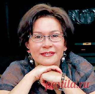 Законная жена Алексея Учителя  – Кира Саксаганская
Вместе они сняли не один фильм и вырастили двоих сыновей. Младший — Илья — пошёл по стопам родителей, делая успехи в жанре короткого метра. Кира Саксаганская по сей день руководит всеми делами киностудии мужа "Рок" на берегах Невы. Только теперь, объезжая за день несколько съёмочных павильонов, режиссёр возвращается не к ней, а в московскую квартиру, к Юлии Пересильд и двум маленьким дочерям — семилетней Ане и четырёхлетней Маше.