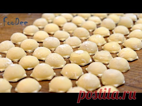 Пельмени: ИДЕАЛЬНОЕ тесто + сочная начинка! Домашние пельмени!Тесто на пельмени:
• Мука пшеничная просеянная – 500 гр (3 ст. объемом 250 мл + 1 ст.л.)
• Вода горячая 70-75 градусов – 250 мл
• Яйцо – 1 шт. (небольшое)
• Соль – 1 ч.л. без горки
• Растительное масло – 25 гр (3 ст.л.)

Начинка: 
• Фарш – 550 гр (говядина + свинина)
• Лук – 200 гр
• Сало – 30 гр (по желанию, если мясо постное)
• Вода – 70-80 гр (смотрите по консистенции фарша)
• Соль – 1 ч.л. без горки
• Черный перец -  по вкусу