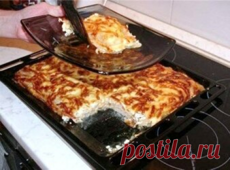 Самая вкусная картошка по-французки Самая вкусная картошка по-французки.  Ингредиенты:  мясо ( свинина) ,можно и с курицей — 0,5 кг.  картофель — 1,5 кг.  лук репчатый — 2 головки.  российский сыр — 150 г.  чеснок — 3-4 зубчика.  соль.  перец черный молотый.  сметана ( можно майонез)  бульон или молоко.  зелень. Мясо нарезать на небольшие кусочки и отбить их, как следует. Посолить, поперчить, натереть чесноком.