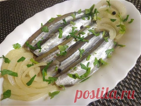 Маринованная мойва- в горчичном маринаде.Ингредиенты:
- 600 гр. мойвы;
- 2 шт. лука;
- 200 мл. воды;
- 0,5 ч.л. перца-горошка;
- 1 ч.л. соли;
- 0,5 ч.л. сахара;
- 1 шт. лавровый лист;
- 1 ст.л. горчицы;
- 1 ст.л. уксуса 9%-го;
- 1 ст.л. растительного масла.
Приятного аппетита!