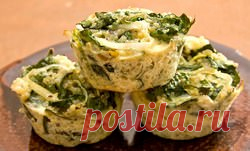 Вкусные и полезные запеканки со шпинатом Готовить со шпинатом можно абсолютно любые блюда, в том числе и любимые многими хозяйками быстрые запеканки. Они получаются не только вкусными, но и полезными, поскольку листья шпината подвергаются минимальной тепловой обработке. Ниже вы найдете несколько наиболее вкусных и интересных рецептов запеканки.