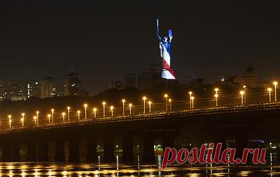 В Киеве советский памятник "Родина-мать" подсветили цветами флага США. Таким способом украинские власти поздравили Соединенные Штаты с Днем независимости, который отмечается 4 июля