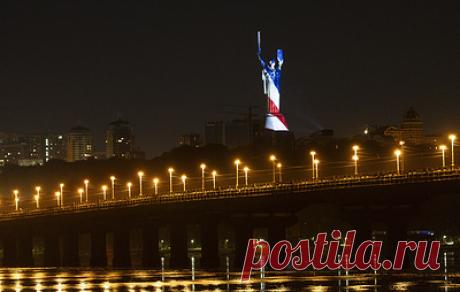 В Киеве советский памятник &quot;Родина-мать&quot; подсветили цветами флага США. Таким способом украинские власти поздравили Соединенные Штаты с Днем независимости, который отмечается 4 июля