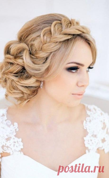 Красивые прически на свадьбу фото - модные тенденции в 2020 году (обновлено: Май 2020 ) свадебная прическа свадебные прически прически на свадьбу свадебный стилист прически собранные распущенные красивые прически ZH8OX23BQcA Лучшее по теме: красивые прически на свадьбу фото Свадебные прически не делаются без аксессуаров, всевозможные шпильки и невидимки, цветы и веночки, блёстки, стразы и даже нити жемчуга красиво вплетаются в В случае, когда вы делаете укладку в салоне, в...