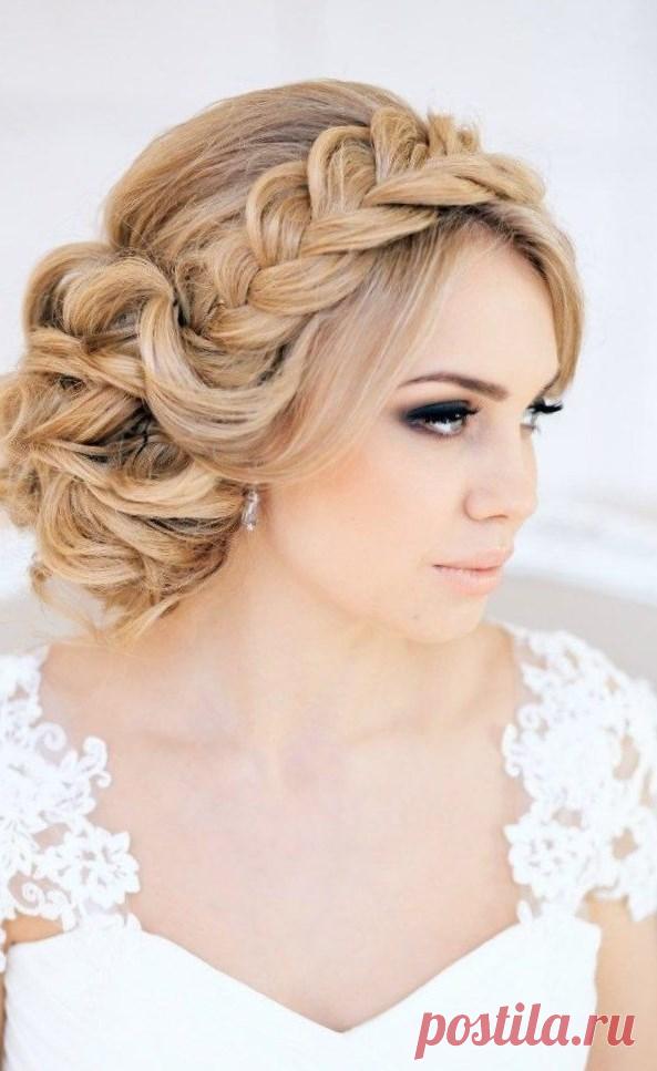 Красивые прически на свадьбу фото - модные тенденции в 2020 году (обновлено: Май 2020 ) свадебная прическа свадебные прически прически на свадьбу свадебный стилист прически собранные распущенные красивые прически ZH8OX23BQcA Лучшее по теме: красивые прически на свадьбу фото Свадебные прически не делаются без аксессуаров, всевозможные шпильки и невидимки, цветы и веночки, блёстки, стразы и даже нити жемчуга красиво вплетаются в В случае, когда вы делаете укладку в салоне, в...