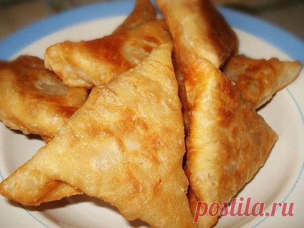 Слоёная самса с мясом.

Ингредиенты:
Для теста:
Мука — 1 кг.
Вода кипяченая — 2 стакана.
Сливочное масло — 200 г.
Соль — неполная 1 чайная ложка.

Для начинки:
Свинина — 500 г.
Говядина — 500 г.
Лук — 3-4 средние луковицы.
Растительное масло для жарки.

Способ приготовления:
1. В первую очередь давайте приготовим начинку: возьмите 500 г говядины и 500 г свинины, прокрутите через мясорубку. В крайнем случае можно купить готовый фарш, если мало времени. Лук нарезать на средн...