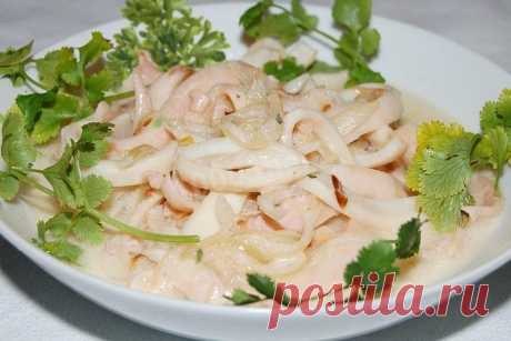 Кальмары, жаренные с луком в сметане 
Кальмары, жаренные с луком в сметане, можно приготовить как в выходной день, чтобы угостить своих родных вкусным и оригинальным блюдом, так и к праздничному столу и подать гостям в качестве холодной закуски или как дополнение к горячим блюдам. Такие кальмары хороши тем, что они вкусные и горячими, и холодными. Дальше читайте мой рецепт, как приготовить кальмары, жаренные с луком с сметане, и пусть у вас все получится! 
Ингредиенты: 
Кальмары: 200 Грамм,