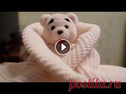 Вяжем детский плед крючком В этом видео уроке вяжем детский плед крючком из акриловой пряжи, научимся вязать узор чередуя столбики с накидом и рельефные лицевые столбики с накид...
