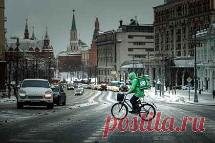 В России взлетел спрос на одну профессию. За последние пять лет в России в 11 раз вырос спрос на курьеров. Самый большой скачок приходится на 2020 год. В текущем году количество вакансий взлетело на 113 процентов по сравнению с прошлым годом. Параллельно с ростом востребованности данной профессии поднялись и зарплаты доставщиков.