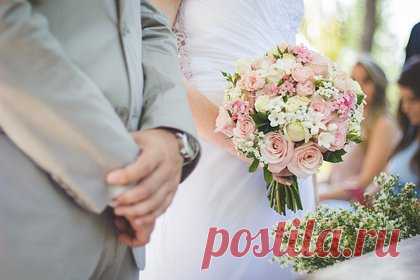 Названы неподходящие цвета одежды для гостей на свадьбе. Редакторы Best Life совместно со стилистами назвали неподходящие цвета одежды для гостей на свадьбе. Так, эксперты призвали не одеваться на церемонию в неоновых и серебристых тонах. По их словам, это привлечет внимание к внешнему виду. При этом они отметили, что на свадьбах чаще всего преобладают оттенки розового.