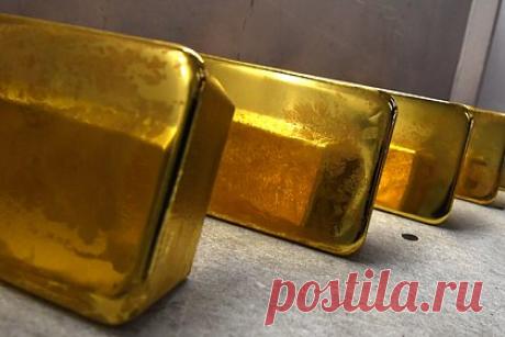 Россиянин нашел на трассе 10 слитков на 24 миллиона и попал под статью. В Амурской области правоохранители провели обыск у жителя города Зея и обнаружили в его квартире 10 золотых слитков, стоимость которых оценивается в 24 миллиона рублей. Мужчина заявил, что нашел их на обочине около трассы Зея-Тыгда. В результате его задержали и возбудили уголовное дело.