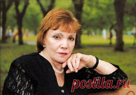 Отпусти меня, любовь,
в ту страну иную,
где забудем мы с тобой
ту струну больную…

Я люблю людей, сады,
волн разгульных клекот.
Я умею от судьбы
улетать далеко.

Отпусти меня, любовь,
из страны недужной
в ту, где будет мил любой
по законам дружбы.

Там в прохладе голубой
ждет меня удача.
Отпусти меня, любовь! —
повторяю, плача.

С сердца руку убери,
дай свободно биться,
бинт присохший отдери
до крови — но быстро!

Отпусти меня, любовь,
в поле, в лес зеленый,
в царство ягод...