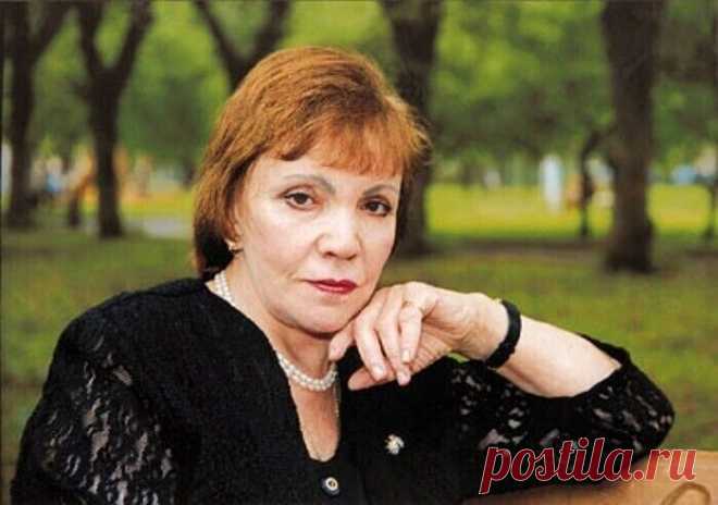Отпусти меня, любовь,
в ту страну иную,
где забудем мы с тобой
ту струну больную…

Я люблю людей, сады,
волн разгульных клекот.
Я умею от судьбы
улетать далеко.

Отпусти меня, любовь,
из страны недужной
в ту, где будет мил любой
по законам дружбы.

Там в прохладе голубой
ждет меня удача.
Отпусти меня, любовь! —
повторяю, плача.

С сердца руку убери,
дай свободно биться,
бинт присохший отдери
до крови — но быстро!

Отпусти меня, любовь,
в поле, в лес зеленый,
в царство ягод...