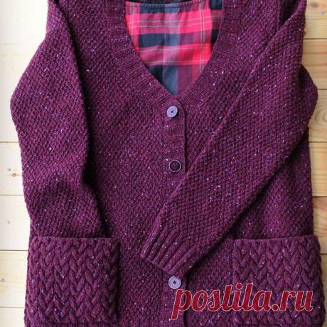 Четверг! 
Противный вирус затолкал под одеяло и заставил пить антибиотики. Вторая неделя пододеяльной жизни подходит к концу и я , досыта начитавшись наилюбимейшего Вересова и пока ещё оглушительно чихая, всё же выбралась оттуда, чтоб показать вам одного твидуса. Опять мягко, уютно и всякоэ такоэ... Вобщем - всё как я люблю. Коссмояйца здесь не фигурируют , зато в данном случае моё ( хехе) помешательство представлено карманами. Третьего не дано. Пока. Но как знать?
#вяжу #...