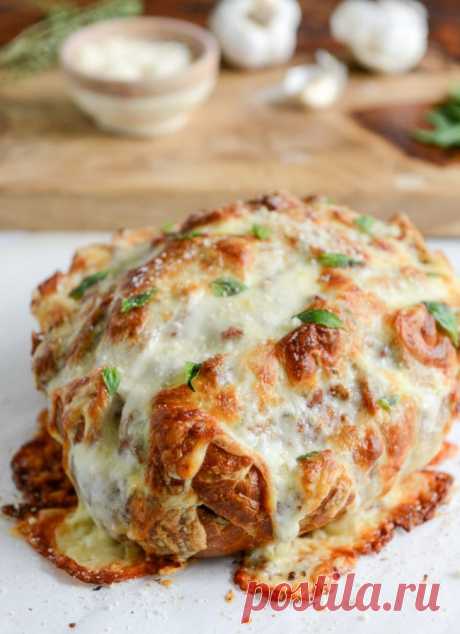 Сырная серия:
Белый пицца-хлеб
Разогрейте духовку. Нарежьте буханку хлеба сначала по длинной стороне, а затем по ширине, чтобы получилась сеточка. Оберните хлеб фольгой и поставьте в духовку на 10 минут. Растопите сливочное масло в микроволновке или кастрюле. Помешивая, добавьте в масло чеснок, тертый сыр и листья тимьяна. Аккуратно приподнимите хлебные кусочки и залейте их соусом. В расщелины хлеба аккуратно положите нарезанные вяленые помидоры и тертый сыр. Выпекайте 15-20мин. Сверху еще сыр