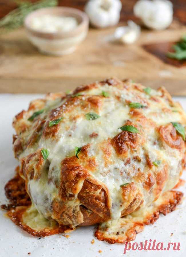 Сырная серия:
Белый пицца-хлеб
Разогрейте духовку. Нарежьте буханку хлеба сначала по длинной стороне, а затем по ширине, чтобы получилась сеточка. Оберните хлеб фольгой и поставьте в духовку на 10 минут. Растопите сливочное масло в микроволновке или кастрюле. Помешивая, добавьте в масло чеснок, тертый сыр и листья тимьяна. Аккуратно приподнимите хлебные кусочки и залейте их соусом. В расщелины хлеба аккуратно положите нарезанные вяленые помидоры и тертый сыр. Выпекайте 15-20мин. Сверху еще сыр