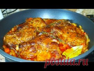 Любое МЯСО станет Нежным и Сочным, если Вы приготовите так! Ох Какая Вкуснятина на Праздничный Стол! Говядина - 1,5 кгКартошка - 4 шт (средние)Репчатый лук - 500 гВода - 200 млЧеснок - 7-8 зубчиковСливочное масло - 50 гПомидор - 1 шт (крупный)Сладкий перец - 1 штСухой базилик - 1 ч лКопченая паприка - 1 ч лЯблочный уксус 6% - 1 ст лСахар - 1 ч лЛавровый лист - 2 штПерец горошек - 8-10...